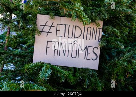 Sit-in der Studenten vor dem Pantheon Sorbonne, um die Bedingungen von Studien unter covid Einschränkungen in Paris, Frankreich, am 18. Januar 2021 zu verurteilen. Die Studenten wechselten sich den ganzen Tag vor dem Pantheon und der Sorbonne ab, um eine Warnung über die psychische Gesundheit der Studenten in dieser Zeit der Gesundheitskrise zu starten und den vielen selbstmörderischen Studenten der letzten Monate Tribut zu zollen. (Foto von Vincent Koebel/NurPhoto) Stockfoto