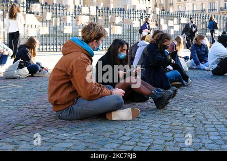 Sit-in der Studenten vor dem Pantheon Sorbonne, um die Bedingungen von Studien unter covid Einschränkungen in Paris, Frankreich, am 18. Januar 2021 zu verurteilen. Die Studenten wechselten sich den ganzen Tag vor dem Pantheon und der Sorbonne ab, um eine Warnung über die psychische Gesundheit der Studenten in dieser Zeit der Gesundheitskrise zu starten und den vielen selbstmörderischen Studenten der letzten Monate Tribut zu zollen. (Foto von Vincent Koebel/NurPhoto) Stockfoto