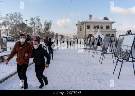 Der Bezirk Kadikoy war nach dem Schneefall in Istanbul, Türkei, am 18. Januar 2021, mit Schnee bedeckt. Dies war der erste Schneefall im Jahr 2021 in der Stadt. (Foto von Erhan Demirtas/NurPhoto) Stockfoto