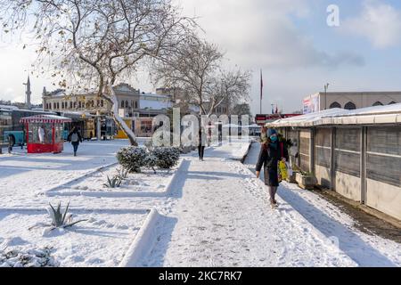 Der Bezirk Kadikoy war nach dem Schneefall in Istanbul, Türkei, am 18. Januar 2021, mit Schnee bedeckt. Dies war der erste Schneefall im Jahr 2021 in der Stadt. (Foto von Erhan Demirtas/NurPhoto) Stockfoto