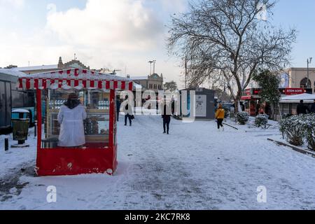 Der Bezirk Kadikoy war nach dem Schneefall in Istanbul, Türkei, am 18. Januar 2021, mit Schnee bedeckt. Dies war der erste Schneefall im Jahr 2021 in der Stadt. (Foto von Erhan Demirtas/NurPhoto) Stockfoto