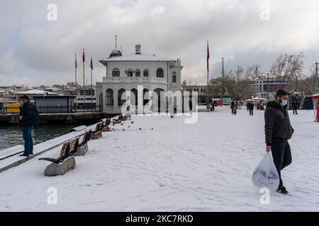 Der Bezirk Kadikoy war nach dem Schneefall in Istanbul, Türkei, am 18. Januar 2021, mit Schnee bedeckt. Dies war der erste Schneefall im Jahr 2021 in der Stadt. (Foto von Erhan Demirtas/NurPhoto) Stockfoto