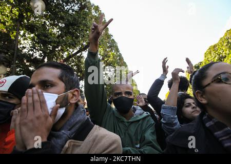 Ein junger Protestler macht ein Siegeszeichen, als er an einer regierungsfeindlichen Demonstration teilnahm, die am 19. Januar 2021 in der Avenue Habib Bourguiba in der Hauptstadt Tunis, Tunesien, stattfand, um gegen die Regierung des Premierministers Hichem Mechichi zu protestieren. Und zur Unterstützung der Protestbewegungen, die Tunesien in mehreren Städten über Nacht in den vergangenen Tagen getroffen haben. Demonstranten prallten mit den Sicherheitskräften zusammen, die Tränengas abfeuerten und Pfefferspray verwendeten, um sie zu zerstreuen. Sie forderten auch die Freilassung von Jugendlichen, die während der jüngsten Proteste von der Polizei verhaftet wurden, und prangerten die hohen Lebenshaltungskosten an Stockfoto