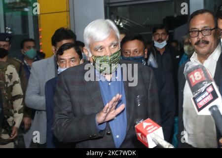 Der für die Wahlen zuständige Kommissar Sunil Arora und ein Team von Beamten der indischen Wahlkommission (ECI) kommen am 20,2021. Januar zum zweitägigen Besuch auf den internationalen Flughafen Netaji Subash Chandra Bose, um die Vorbereitung der Umfragen im westbengalen Staat in Kalkutta, Indien, zu überprüfen. (Foto von Debajyoti Chakraborty/NurPhoto) Stockfoto