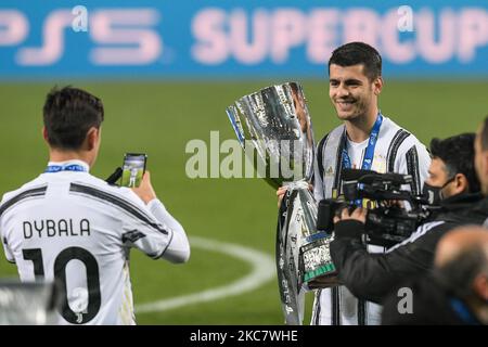 Paulo Dybala vom FC Juventus und Alvaro Morata vom FC Juventus feiern am 20. Januar 2021 im Mapei Stadium - Citta' del Tricolore in Reggio nell'Emilia, Italien, den Sieg beim Finale des italienischen Supercups zwischen FC Juventus und SSC Napoli. (Foto von Giuseppe Maffia/NurPhoto) Stockfoto