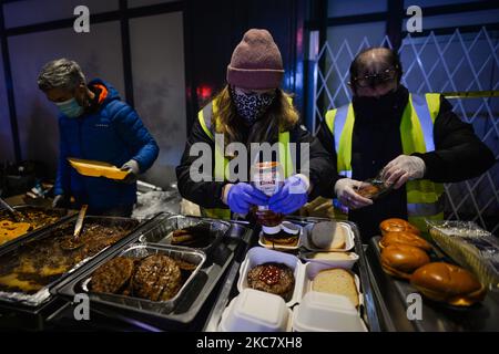 Freiwillige des Obdachlosen-Mobile-Run verteilen warme Mahlzeiten, Getränke, Leckereien, Kleidung und Toilettenartikel an Menschen in Not, außerhalb der Dunnes Stores in der Grafton Street, Dublin, während der Level 5 Covid-19-Sperre. Am Mittwoch, den 20. Januar 2021, in Dublin, Irland. (Foto von Artur Widak/NurPhoto) Stockfoto