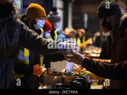 Freiwillige des Obdachlosen-Mobile-Run verteilen warme Mahlzeiten, Getränke, Leckereien, Kleidung und Toilettenartikel an Menschen in Not, außerhalb der Dunnes Stores in der Grafton Street, Dublin, während der Level 5 Covid-19-Sperre. Am Mittwoch, den 20. Januar 2021, in Dublin, Irland. (Foto von Artur Widak/NurPhoto) Stockfoto