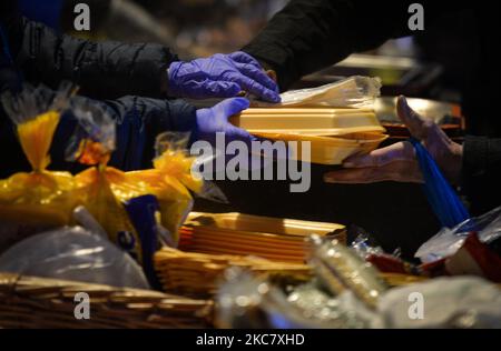 Freiwillige des Obdachlosen-Mobile-Run verteilen warme Mahlzeiten, Getränke, Leckereien, Kleidung und Toilettenartikel an Menschen in Not, außerhalb der Dunnes Stores in der Grafton Street, Dublin, während der Level 5 Covid-19-Sperre. Am Mittwoch, den 20. Januar 2021, in Dublin, Irland. (Foto von Artur Widak/NurPhoto) Stockfoto