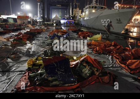 Gemeinsame SAR-Offiziere laden die Wracks des abgestürzten Sriwijaya Air-Fluges SJ182 in den LKW, um am letzten Tag des SAR-Betriebs im Hafen von Tanjung Priok, Jakarta, zum National Transportation Safety Commmite Office zu 21 transportieren. 2021 Das indonesische Ministerium für Verkehr und nationale Such- und Rettungsbehörde unterbrach offiziell den SAR-Betrieb des Boeing 737-500 Sriwijaya Air-Fluges SJ182, der vor der Küste von Jakarta Minuten nach dem Start vom internationalen Flughafen Soekarno Hatta am 9. Januar in die Java-See stürzte. (Foto von Aditya Irawan/NurPhoto) Stockfoto
