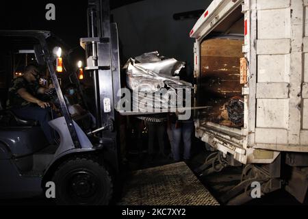 Gemeinsame SAR-Offiziere laden die Wracks des abgestürzten Sriwijaya Air-Fluges SJ182 in den LKW, um am letzten Tag des SAR-Betriebs im Hafen von Tanjung Priok, Jakarta, zum National Transportation Safety Commmite Office zu 21 transportieren. 2021 Das indonesische Ministerium für Verkehr und nationale Such- und Rettungsbehörde unterbrach offiziell den SAR-Betrieb des Boeing 737-500 Sriwijaya Air-Fluges SJ182, der vor der Küste von Jakarta Minuten nach dem Start vom internationalen Flughafen Soekarno Hatta am 9. Januar in die Java-See stürzte. (Foto von Aditya Irawan/NurPhoto) Stockfoto