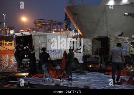 Gemeinsame SAR-Offiziere laden die Wracks des abgestürzten Sriwijaya Air-Fluges SJ182 in den LKW, um am letzten Tag des SAR-Betriebs im Hafen von Tanjung Priok, Jakarta, zum National Transportation Safety Commmite Office zu 21 transportieren. 2021 Das indonesische Ministerium für Verkehr und nationale Such- und Rettungsbehörde unterbrach offiziell den SAR-Betrieb des Boeing 737-500 Sriwijaya Air-Fluges SJ182, der vor der Küste von Jakarta Minuten nach dem Start vom internationalen Flughafen Soekarno Hatta am 9. Januar in die Java-See stürzte. (Foto von Aditya Irawan/NurPhoto) Stockfoto
