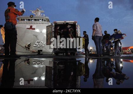 Gemeinsame SAR-Offiziere laden die Wracks des abgestürzten Sriwijaya Air-Fluges SJ182 in den LKW, um am letzten Tag des SAR-Betriebs im Hafen von Tanjung Priok, Jakarta, zum National Transportation Safety Commmite Office zu 21 transportieren. 2021 Das indonesische Ministerium für Verkehr und nationale Such- und Rettungsbehörde unterbrach offiziell den SAR-Betrieb des Boeing 737-500 Sriwijaya Air-Fluges SJ182, der vor der Küste von Jakarta Minuten nach dem Start vom internationalen Flughafen Soekarno Hatta am 9. Januar in die Java-See stürzte. (Foto von Aditya Irawan/NurPhoto) Stockfoto
