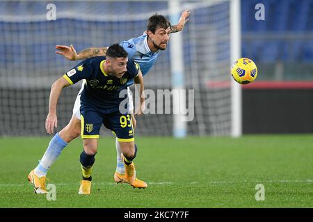 Francesco Acerbi von der SS Lazio und Mattia Sprocati von Parma Calcio 1913 treten beim Coppa Italia-Spiel zwischen der SS Lazio und Parma Calcio 1913 am 21. Januar 2021 im Stadio Olimpico, Rom, Italien, um den Ball an. (Foto von Giuseppe Maffia/NurPhoto) Stockfoto