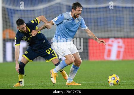 Francesco Acerbi von der SS Lazio und Mattia Sprocati von Parma Calcio 1913 treten beim Coppa Italia-Spiel zwischen der SS Lazio und Parma Calcio 1913 am 21. Januar 2021 im Stadio Olimpico, Rom, Italien, um den Ball an. (Foto von Giuseppe Maffia/NurPhoto) Stockfoto