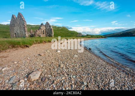 Neben einem Sandstrand befindet sich ein zerstörtes historisches georgianisches Herrenhaus am östlichen Ufer des Loch Assynt, das 1726 für Kenneth MacKenzie aus dem nahe gelegenen Ardvrek Cast erbaut wurde Stockfoto