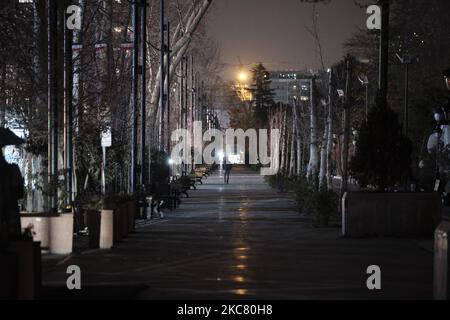 Ein Iraner geht am 21. Januar 2020 an einer Straße entlang, während in der Nacht des. Januar die Stromversorgung im Norden Teherans ausläuft. (Foto von Morteza Nikoubazl/NurPhoto) Stockfoto