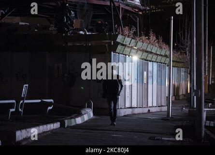 Ein iranischer Mann mit einer schützenden Gesichtsmaske geht am 21. Januar 2020 an einer Straße entlang, während in der Innenstadt von Teheran nachts Stromausfälle stattfinden. (Foto von Morteza Nikoubazl/NurPhoto) Stockfoto