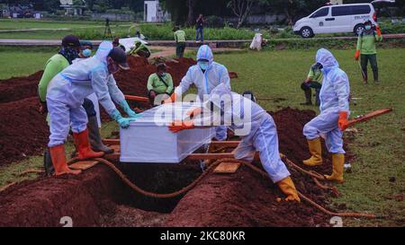 Ein städtischer Bestattungsbeamter geht am 22. Januar 2021 in Jakarta, Indonesien, durch einen speziellen Friedhof für verdächtige Covid-19-Opfer. Die indonesische Regierung, vor allem in Jakarta, eröffnete neues Land für die Körper von Covid-19 Passemens auf dem Bambu Apus öffentlichen Friedhof (TPU), Jakarta mit einer Fläche von â €‹â €‹3.000 Quadratmetern (Foto von Edi Ismail / NurPhoto) Stockfoto