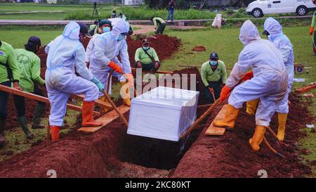 Ein städtischer Bestattungsbeamter geht am 22. Januar 2021 in Jakarta, Indonesien, durch einen speziellen Friedhof für verdächtige Covid-19-Opfer. Die indonesische Regierung, vor allem in Jakarta, eröffnete neues Land für die Körper von Covid-19 Passemens auf dem Bambu Apus öffentlichen Friedhof (TPU), Jakarta mit einer Fläche von â €‹â €‹3.000 Quadratmetern (Foto von Edi Ismail / NurPhoto) Stockfoto