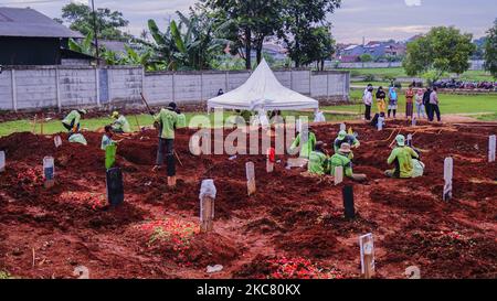 Ein städtischer Bestattungsbeamter geht am 22. Januar 2021 in Jakarta, Indonesien, durch einen speziellen Friedhof für verdächtige Covid-19-Opfer. Die indonesische Regierung, vor allem in Jakarta, eröffnete neues Land für die Körper von Covid-19 Passemens auf dem Bambu Apus öffentlichen Friedhof (TPU), Jakarta mit einer Fläche von â €‹â €‹3.000 Quadratmetern (Foto von Edi Ismail / NurPhoto) Stockfoto