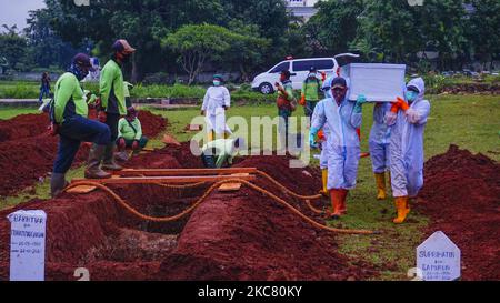 Ein städtischer Bestattungsbeamter geht am 22. Januar 2021 in Jakarta, Indonesien, durch einen speziellen Friedhof für verdächtige Covid-19-Opfer. Die indonesische Regierung, vor allem in Jakarta, eröffnete neues Land für die Körper von Covid-19 Passemens auf dem Bambu Apus öffentlichen Friedhof (TPU), Jakarta mit einer Fläche von â €‹â €‹3.000 Quadratmetern (Foto von Edi Ismail / NurPhoto) Stockfoto