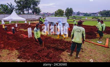 Ein städtischer Bestattungsbeamter geht am 22. Januar 2021 in Jakarta, Indonesien, durch einen speziellen Friedhof für verdächtige Covid-19-Opfer. Die indonesische Regierung, insbesondere in Jakarta, eröffnete auf dem öffentlichen Friedhof Bambu Apus (TPU), Jakarta, neues Land für die Leichen von Covid-19-Passemens mit einer Fläche von 3.000 Quadratmetern (Foto: Edi Ismail/NurPhoto) Stockfoto