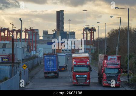 Lastkraftwagen auf dem Weg zur Fähre im Hafen von Dublin. Am Freitag, den 22. Januar 2021, in Dublin, Irland. (Foto von Artur Widak/NurPhoto) Stockfoto