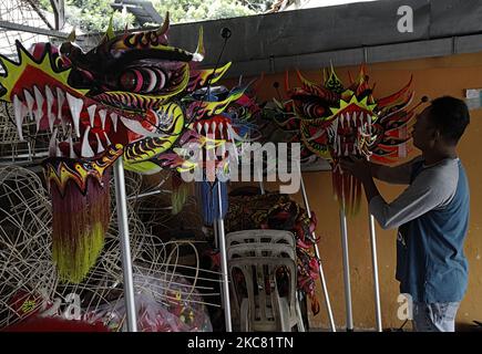 Lili Hambali, 49, eine Macherin von Löwenkostümen (Barongsai) und Liong (Drachen), inspiziert seine Kreationen in seinem Haus vor den Feierlichkeiten zum Neujahrsfest in Bogor, West-Java, Indonesien, am 23. Januar 2021. Millionen Chinesen auf der ganzen Welt feiern das Mondneujahr, 2021 ist das Jahr des Ochsen, das auf den 12.. Februar inmitten der globalen Coronavirus-Pandemie COVID-19 fällt. (Foto von Adriana Adie/NurPhoto) Stockfoto