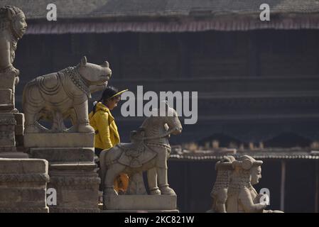 Ein kleines Mädchen, das am Samstag, 23. Januar 2021, auf dem Gelände des Durbar-Platzes in Bhaktapur, Nepal, spielt. (Foto von Narayan Maharjan/NurPhoto) Stockfoto