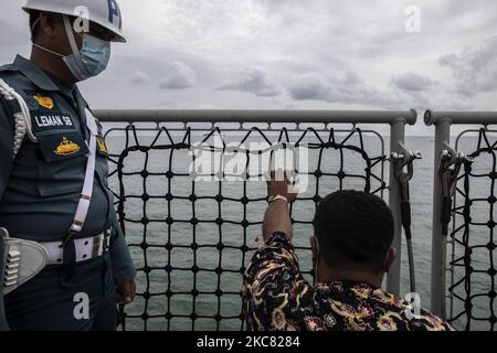 Jakarta, Indonesien, 22. Januar 2021 : Indonesia Millitary Guard geduldig ein Familienmitglied des Flugzeugabsturzes Opfer. Familie von Sriwijaya Flugzeugabsturz warf Blumen in die Java-See, wo das Flugzeug Absturz zum letzten Mal, als indonesische Search and Rescue Agency beendete die Evakuierung für alle Luftflugkörper Teil und Körper bleiben. (Foto von Donal Husni/NurPhoto) Stockfoto