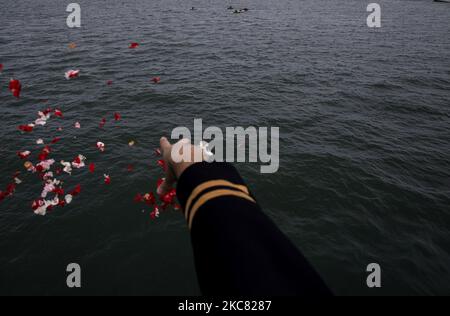 Jakarta, Indonesien, 22. Januar 2021 : Hand des Sriwijaya-Piloten wirft Blumen für seinen Mitpiloten, der beim Flugzeugabsturz ums Leben kam. Familie von Sriwijaya Flugzeugabsturz warf Blumen in die Java-See, wo das Flugzeug Absturz zum letzten Mal, als indonesische Search and Rescue Agency beendete die Evakuierung für alle Luftflugkörper Teil und Körper bleiben. (Foto von Donal Husni/NurPhoto) Stockfoto