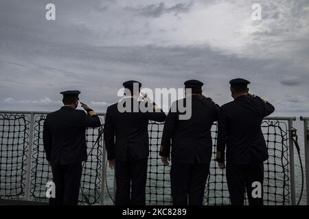 Jakarta, Indonesien, 22. Januar 2021 : Letzter Gruß des Sriwijaya-Piloten an seinen Freund, der beim Flugzeugabsturz ums Leben kam. Familie von Sriwijaya Flugzeugabsturz warf Blumen in die Java-See, wo das Flugzeug Absturz zum letzten Mal, als indonesische Search and Rescue Agency beendete die Evakuierung für alle Luftflugkörper Teil und Körper bleiben. (Foto von Donal Husni/NurPhoto) Stockfoto