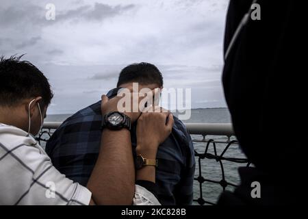 Jakarta, Indonesien, 22. Januar 2021 : andere Familien, die Opfer des Flugzeugabsturzes wurden, kühlen ein emotionales Familienmitglied ab. Familie von Sriwijaya Flugzeugabsturz warf Blumen in die Java-See, wo das Flugzeug Absturz zum letzten Mal, als indonesische Search and Rescue Agency beendete die Evakuierung für alle Luftflugkörper Teil und Körper bleiben. (Foto von Donal Husni/NurPhoto) Stockfoto