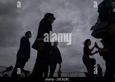 Jakarta, Indonesien, 22. Januar 2021 : Sriwjaya Air Pilot und Flugbegleiter auf dem Schiff, das sie an den Ort bringt, an dem das Flugzeug abgestürzt ist. Familie von Sriwijaya Flugzeugabsturz warf Blumen in die Java-See, wo das Flugzeug Absturz zum letzten Mal, als indonesische Search and Rescue Agency beendete die Evakuierung für alle Luftflugkörper Teil und Körper bleiben. (Foto von Donal Husni/NurPhoto) Stockfoto