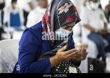 Jakarta, Indonesien, 22. Januar 2021 : Ein Familienmitglied des Flugzeugabsturzes weinte während des Gebetes für das Opfer. Familie von Sriwijaya Flugzeugabsturz warf Blumen in die Java-See, wo das Flugzeug Absturz zum letzten Mal, als indonesische Search and Rescue Agency beendete die Evakuierung für alle Luftflugkörper Teil und Körper bleiben. (Foto von Donal Husni/NurPhoto) Stockfoto