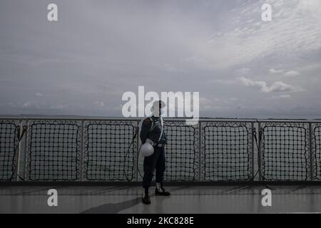 Jakarta, Indonesien, 22. Januar 2021 : Ein militärisches Personal bewacht den Platz auf dem Schiff, wo Familien Blumen werfen werden. Familie von Sriwijaya Flugzeugabsturz warf Blumen in die Java-See, wo das Flugzeug Absturz zum letzten Mal, als indonesische Search and Rescue Agency beendete die Evakuierung für alle Luftflugkörper Teil und Körper bleiben. (Foto von Donal Husni/NurPhoto) Stockfoto