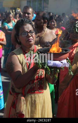 Die tamilische Hindu-Frau trägt einen Tontopf mit flammendem Kampfer, während sie an einer religiösen Prozession teilnimmt, die den Wagen begleitet, der das Idol von Lord Vinayagar während des Vinayagar Ther Thiruvizha Festivals in einem tamilischen Hindu-Tempel in Ontario, Kanada, am 23. Juli 2016 trägt. Dieses Festival ist Teil des 15 Tage langen Festivals, das Lord Ganesh ehrt, das mit diesem extravaganten Wagenzug gipfelt. (Foto von Creative Touch Imaging Ltd./NurPhoto) Stockfoto