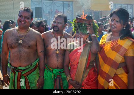 Die tamilische Hindu-Frau trägt einen Tontopf mit flammendem Kampfer, während sie an einer religiösen Prozession teilnimmt, die den Wagen begleitet, der das Idol von Lord Vinayagar während des Vinayagar Ther Thiruvizha Festivals in einem tamilischen Hindu-Tempel in Ontario, Kanada, am 23. Juli 2016 trägt. Dieses Festival ist Teil des 15 Tage langen Festivals, das Lord Ganesh ehrt, das mit diesem extravaganten Wagenzug gipfelt. (Foto von Creative Touch Imaging Ltd./NurPhoto) Stockfoto