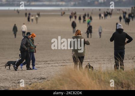 Die Menschen genießen einen Samstagnachmittag-Spaziergang am Sandymount Strand in Dublin während der Covid-19-Sperre auf Stufe 5. Am Samstag, den 23. Januar 2021, in Dublin, Irland. (Foto von Artur Widak/NurPhoto) Stockfoto