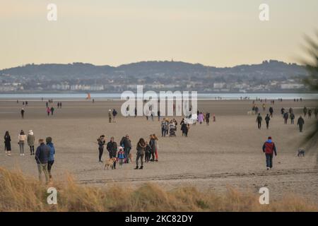 Die Menschen genießen einen Samstagnachmittag-Spaziergang am Sandymount Strand in Dublin während der Covid-19-Sperre auf Stufe 5. Am Samstag, den 23. Januar 2021, in Dublin, Irland. (Foto von Artur Widak/NurPhoto) Stockfoto