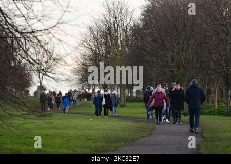 Die Menschen genießen einen Samstagnachmittag-Spaziergang in der Nähe des Sandymount Strand in Dublin während der Covid-19-Sperre auf Stufe 5. Am Samstag, den 23. Januar 2021, in Dublin, Irland. (Foto von Artur Widak/NurPhoto) Stockfoto