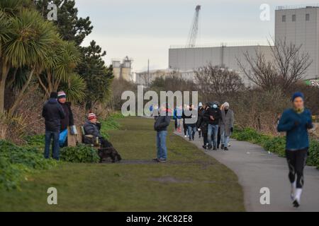 Die Leute genießen einen Spaziergang am Samstagnachmittag neben dem Sandymount Strand in Dublin während der Covid-19-Sperre auf Stufe 5. Am Samstag, den 23. Januar 2021, in Dublin, Irland. (Foto von Artur Widak/NurPhoto) Stockfoto