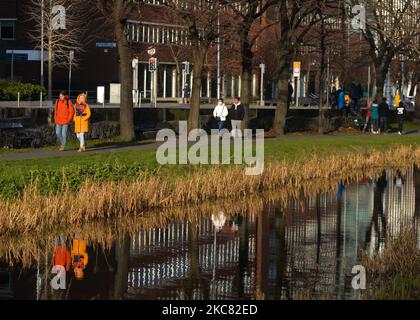 Die Menschen genießen einen Spaziergang am Samstagnachmittag in der Nähe des Canale Grande in Dublin während der Covid-19-Sperre auf Ebene 5. Am Samstag, den 23. Januar 2021, in Dublin, Irland. (Foto von Artur Widak/NurPhoto) Stockfoto