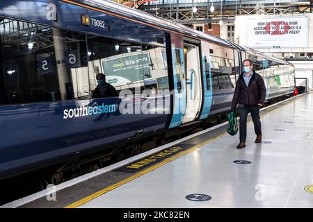 Londoners in schützenden Gesichtsmasken sind in London Tube unterwegs, da die britische Regierung Anfang dieses Monats strenge Einschränkungen für Coronaviren eingeführt hat - Tier 4-Aufenthalt bei Haus - aufgrund der erhöhten Anzahl von Covid-19-Fällen im Vereinigten Königreich - London, England am 22. Januar 2021. Nur wichtige Geschäfte können geöffnet werden. Sport treiben und zur Arbeit gehen sind Ausnahmen in der Politik des Aufenthalts zu Hause. Jeder muss an öffentlichen Orten eine Gesichtsmaske tragen. (Foto von Dominika Zarzycka/NurPhoto) Stockfoto