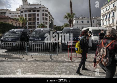 Polizeiwagen, die auf der Avenue Habib Bourguiba in der Hauptstadt Tunis während der Demonstration in der Hauptstadt Tunis gesehen wurden, um den Sturz des Regimes zu fordern und gegen die „Polizeigewalt“ zu protestieren, die bei den letzten nächtlichen Protesten im Land eingesetzt wurde. Sie forderten die Freilassung der jungen Demonstranten, die von der Polizei verhaftet wurden. Demonstranten protestierten auch gegen die Erklärung des Präsidenten des Shura-Rates der islamistischen Ennahdha-Partei Tunesiens, Abdelkarim Harouni, der sagte: „Die Kinder von Ennahdha werden vor Ort sein, um die Sicherheitskräfte zu unterstützen“. Demonstranten cha Stockfoto