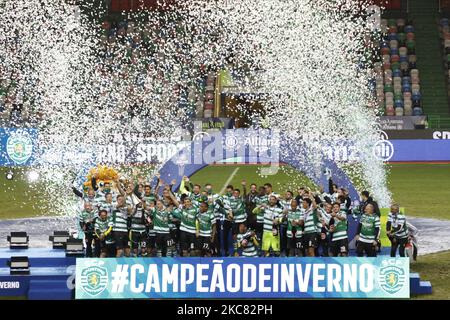 Der Winterchampion Sporting CP hebt den Pokal während des Allianz Cup Finales zwischen Sporting CP und SC Braga, in EstÃ¡dio Municipal de Leiria, Leiria, Portugal, 23. Januar, 2021 (Foto von JoÃ£o Rico/NurPhoto) Stockfoto