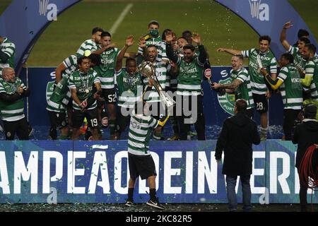 Sportliche CP-Spieler, die die Champions-Medaillen beim Allianz-Cup-Finale zwischen Sporting CP und SC Braga im EstÃ¡dio Municipal de Leiria, Leiria, Portugal, 23. Januar, 2021 (Foto von JoÃ£o Rico/NurPhoto) Stockfoto