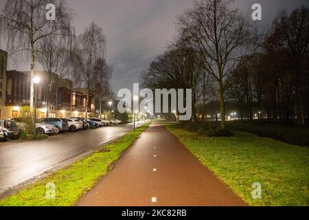 Fast verlassene Straße, wie sie in einem Markt- und Wohngebiet in der Nähe der niederländischen Stadt Eindhoven zu sehen ist, während die erste Ausgangssperre nach dem Zweiten Weltkrieg verhängt wurde. Einschränkungen gelten zwischen 21:00 und 04:30 Uhr Ortszeit. Bürger können ihre Häuser nur aus triftigen Gründen wie Gesundheitsprobleme, Arbeit oder Reisen verlassen. Die Geschäfte änderten auch ihre Arbeitszeit, während die nicht wichtigen Geschäfte und Märkte seit Dezember geschlossen sind. Die Regierung hat die Entscheidung für die Sperrung und die Einschränkung der Freizügigkeit getroffen, um die Ausbreitung der neuen Stammmutation der Coronavirus-Pandemie Covid-19 zu bekämpfen. Die Ausgangssperre wird ich sein Stockfoto