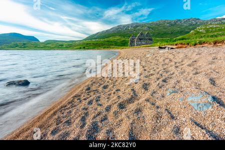 Neben einem Sandstrand befindet sich ein zerstörtes historisches georgianisches Herrenhaus am östlichen Ufer des Loch Assynt, das 1726 für Kenneth MacKenzie im nahe gelegenen Ardvrek Castl erbaut wurde Stockfoto