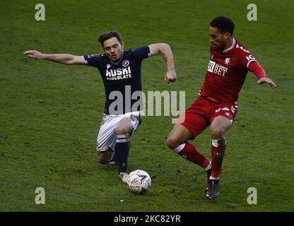 L-R Ben Thompson von Millwall und Zak Vyner von Bristol City während der vierten Runde des FA Cup zwischen Millwall und Bristol City am 23.. Januar 2021 im Den Stadium, London (Foto by Action Foto Sport/NurPhoto) Stockfoto
